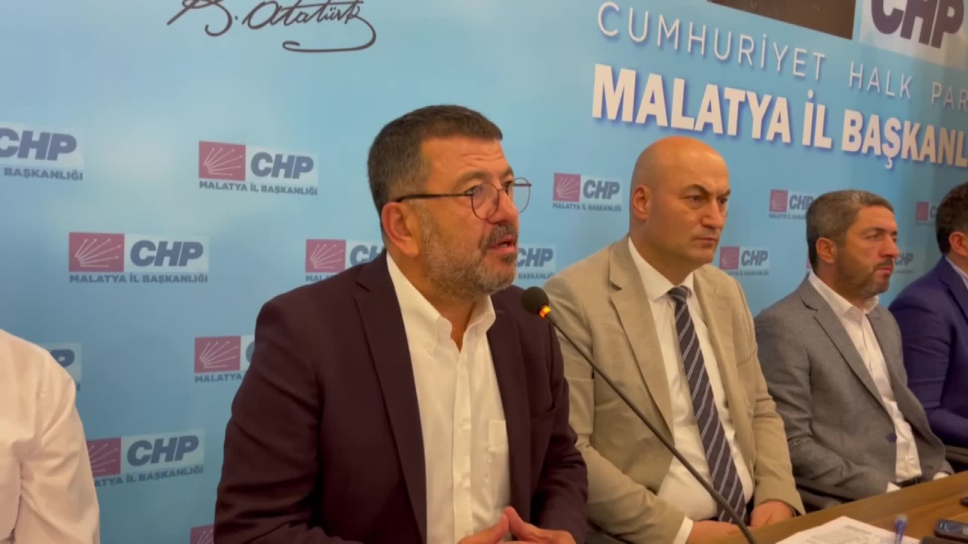VELİ AĞBABA: "ANADOLU'DA 'BAL TUTAN PARMAĞINI YER' DİYE ATASÖZÜ VAR. BUNLAR BIRAKIN PARMAĞI ARIYI YEMİŞLER"