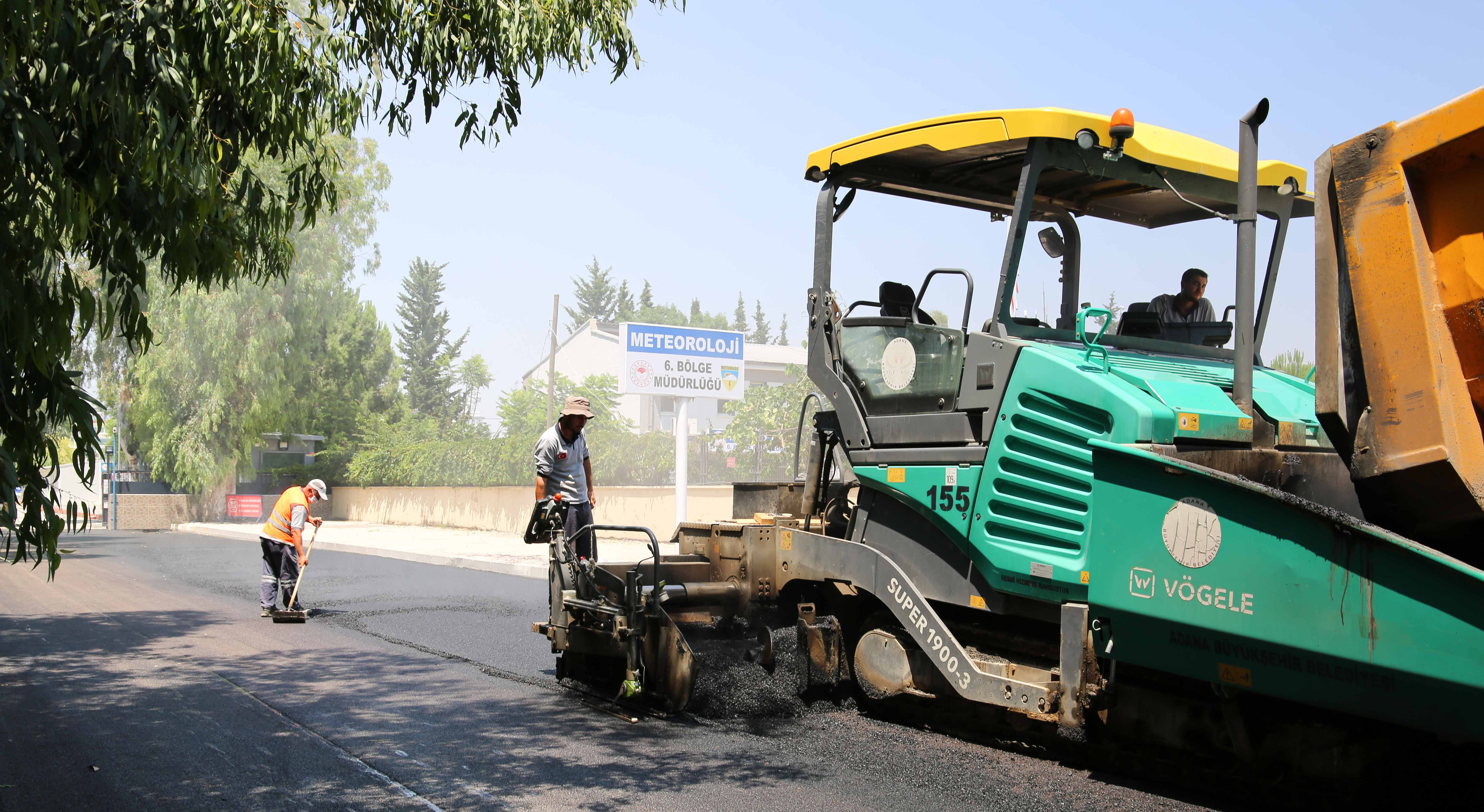 BÜYÜKŞEHİR, ADANA'DA "ASFALTSIZ YOL KALMAYACAK"  MESAİSİ