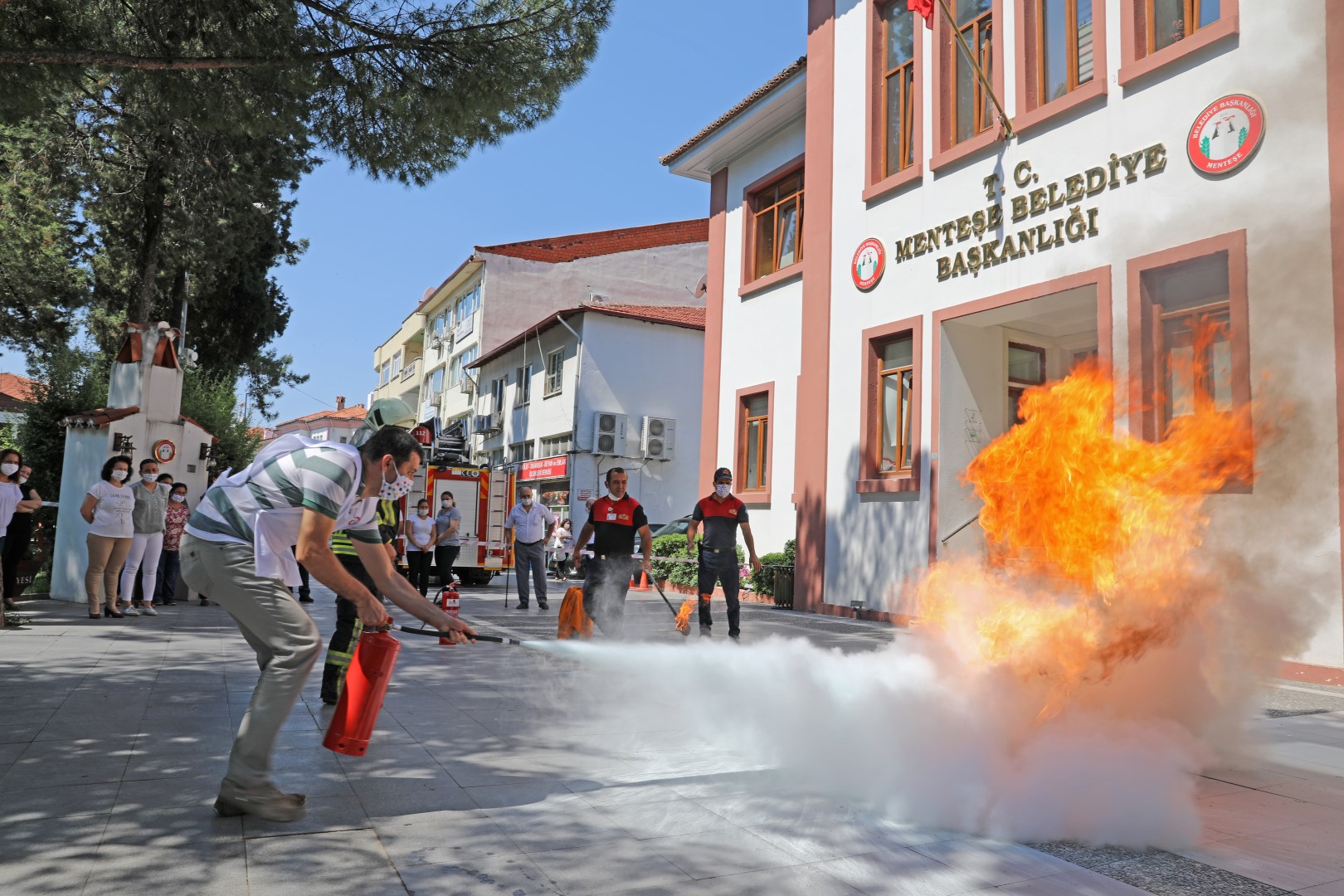 MENTEŞE BELEDİYESİ ÇALIŞANLARINA YANGIN VE DEPREM TATBİKATI