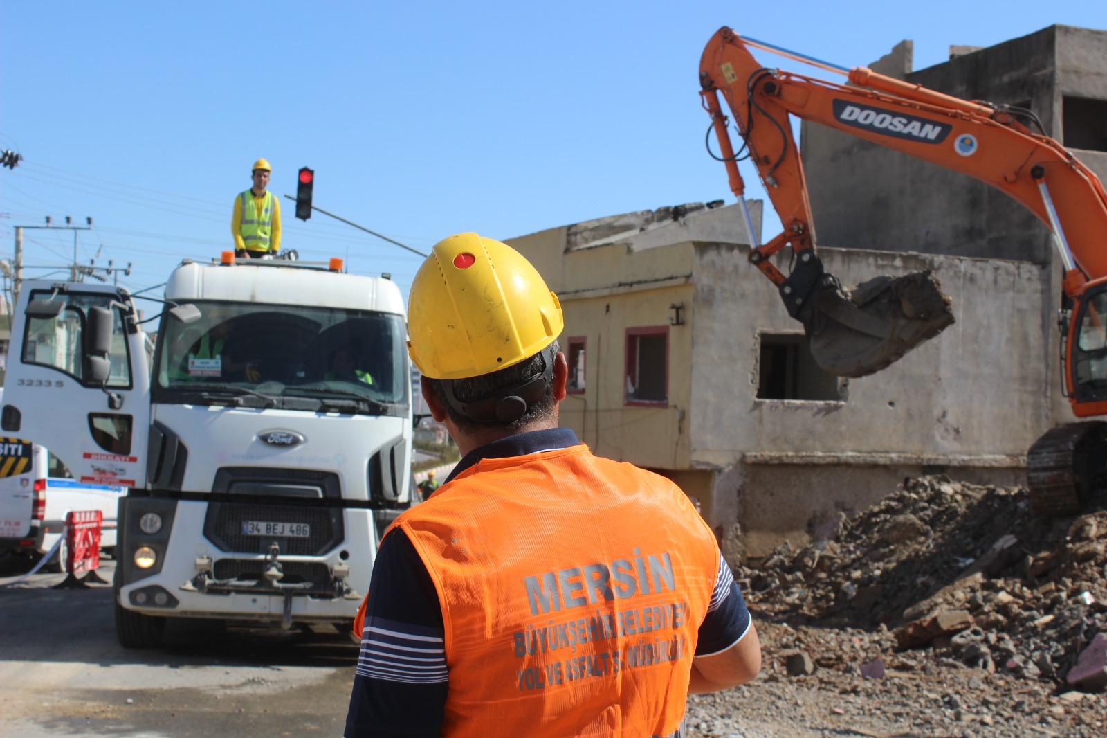 TOROSLAR’DA YOL GENİŞLETME ÇALIŞMALARI SÜRÜYOR