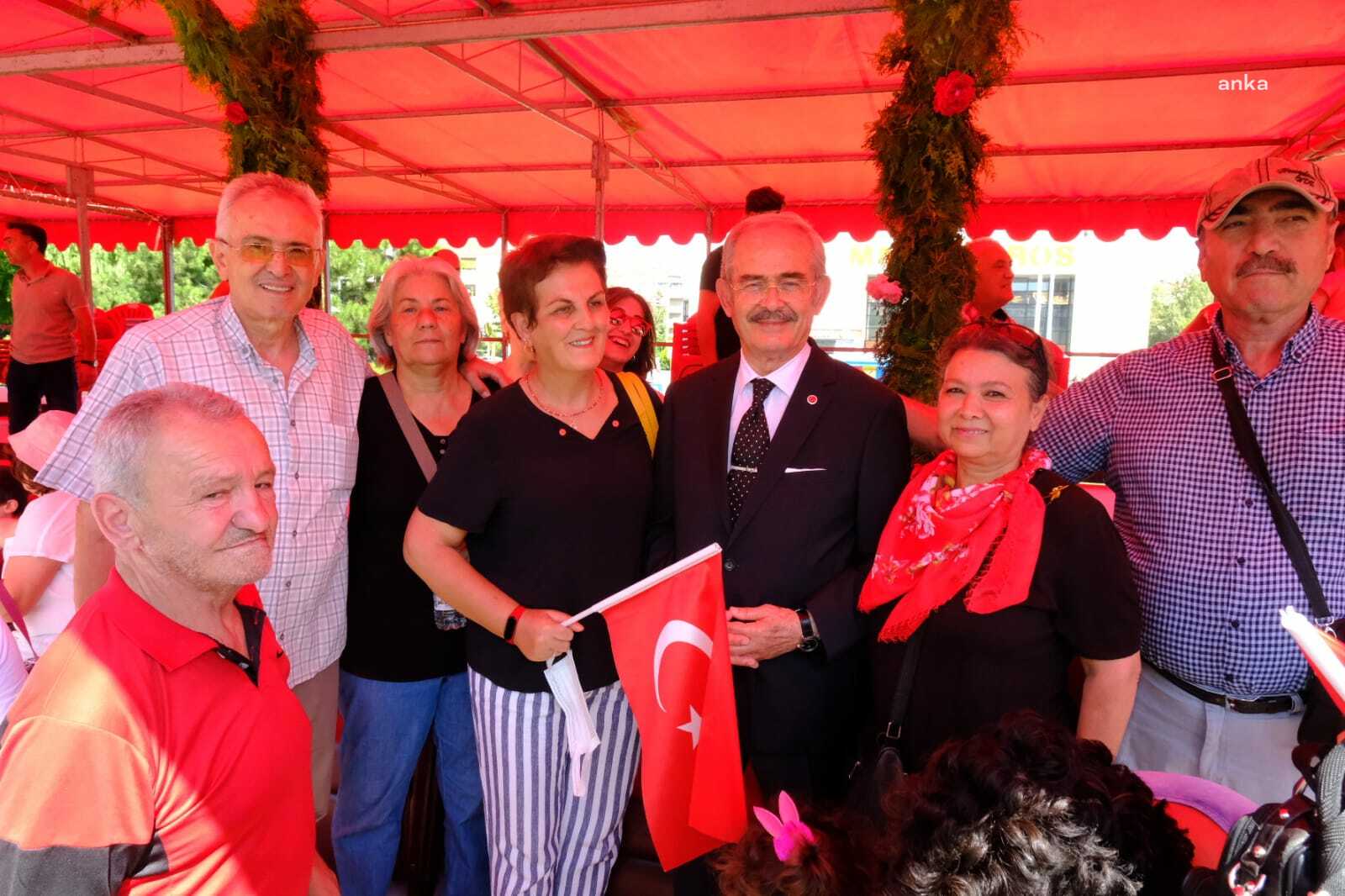 ESKİŞEHİRLİLERDEN ZAFER KUTLAMALARINDA BAŞKAN BÜYÜKERŞEN’E YOĞUN İLGİ
