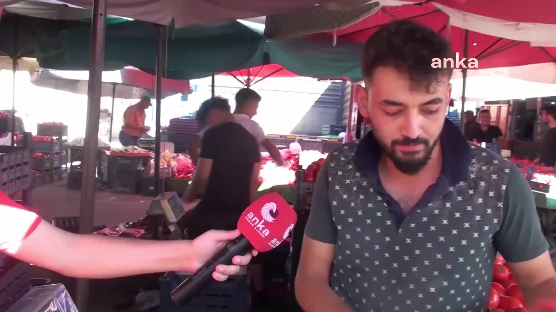SALÇALIK ALMAK İÇİN PAZARA GİDEN NİĞDELİ YURTTAŞ: “VATANDAŞ PAZARIN ALTINI ÜSTÜNE GETİRİYOR, ‘NEREDE UCUZ BULABİLİRİM’ DİYE. VATANDAŞ AÇ YANİ AÇ, PERİŞAN DURUMDA”