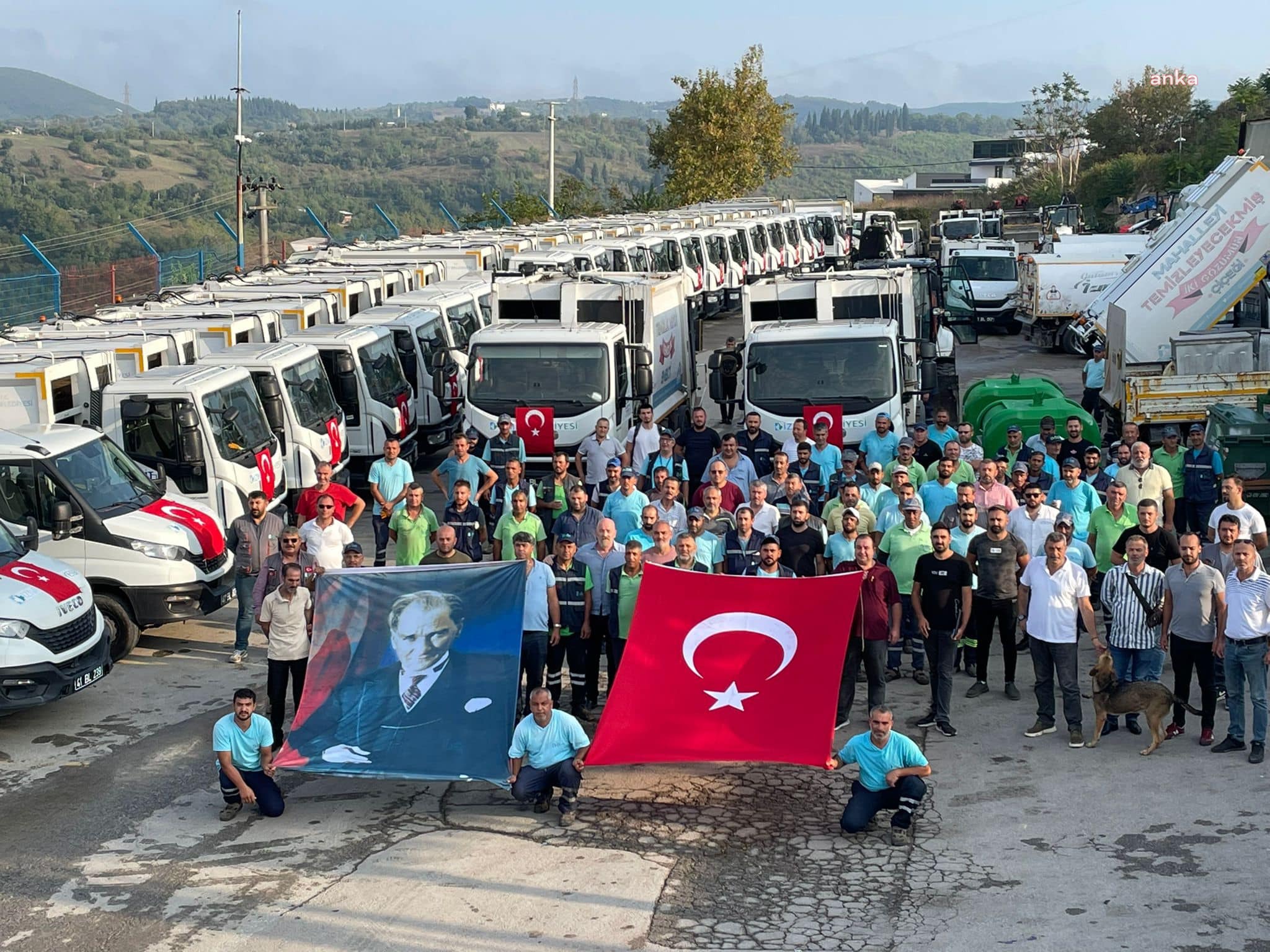 İZMİT BELEDİYESİ EMEKÇİLERİNDEN ZAFER BAYRAMI KUTLAMASI