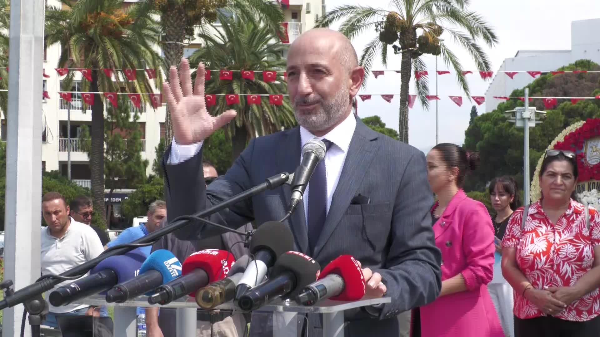 CHP İZMİR'DEN ZAFER BAYRAMI KUTLAMASI. ALİ ÖZTUNÇ: "DELİ KADİR'İN BIRAKTIĞI BOŞLUĞU İSMAİL KAHRAMAN DOLDURMAYA ÇALIŞIYOR"