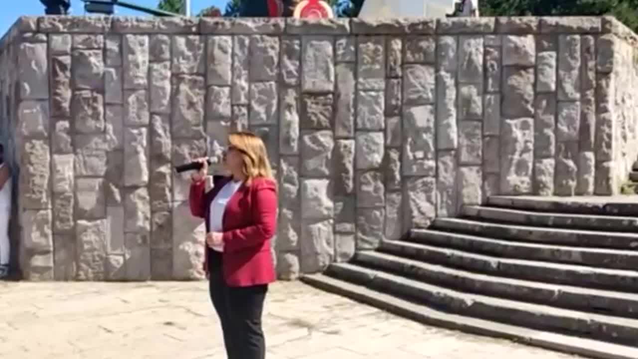 GÜLİZAR BİÇER KARACA: “SİZ TARİHİ FESLİ KADİR’DEN ÖĞRENİN, BİZ TARİHİ CUMHURİYETİN KURULDUĞU DUMLUPINAR’DA, ŞEHİT KANIYLA SULANAN BU TOPRAKLARIN BAĞIMSIZLIĞINDAN, ATATÜRK ÜLKÜSÜNDEN ÖĞRENİYORUZ”