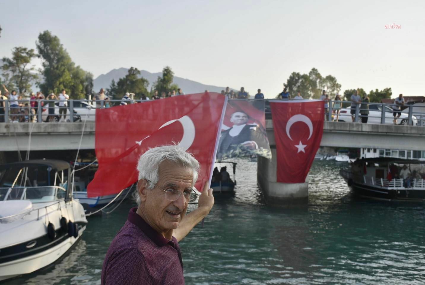 ARSUZ BELEDİYESİ’NDEN TEKNE KORTEJLİ “ZAFER BAYRAMI” KUTLAMASI