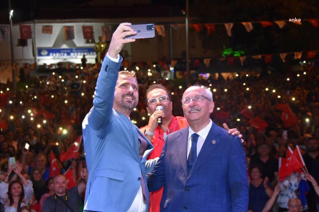 30 AĞUSTOS ZAFER BAYRAMI’NDA, ŞARKÖY'DE, HANDE YENER RÜZGÂRI ESTİ