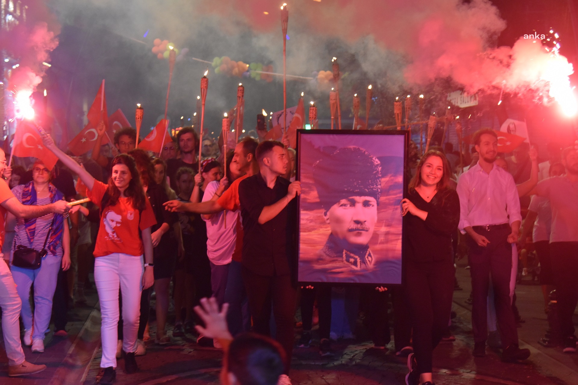 LÜLEBURGAZ’DA ON BİNLER BÜYÜK ZAFER’İN 100’ÜNCÜ YILINI MEYDANLARDA KUTLADI