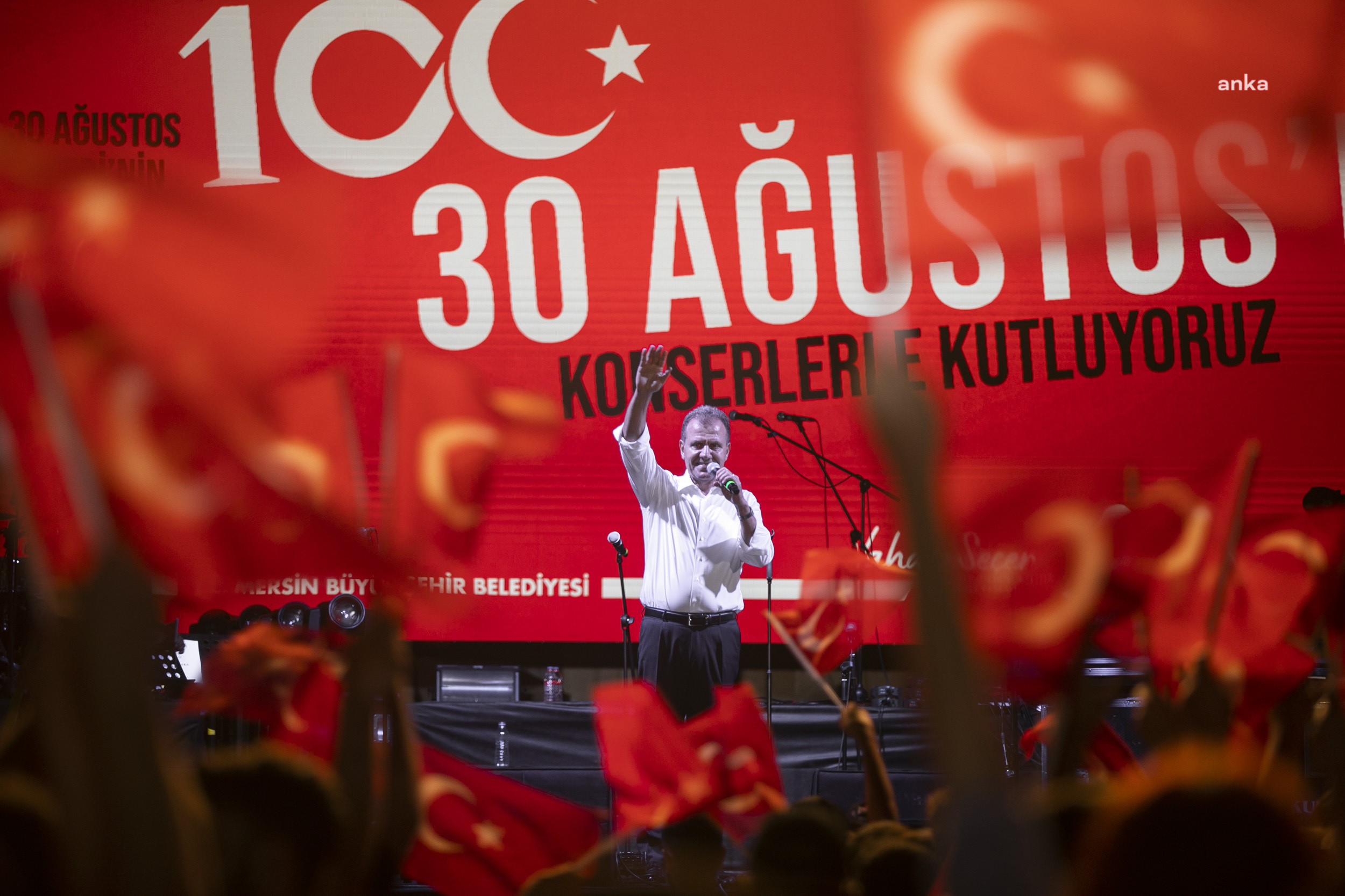 VAHAP SEÇER, ZAFER BAYRAMI’NDA BİNLERCE GENÇLE BİRLİKTE 10. YIL MARŞI’NI SÖYLEDİ