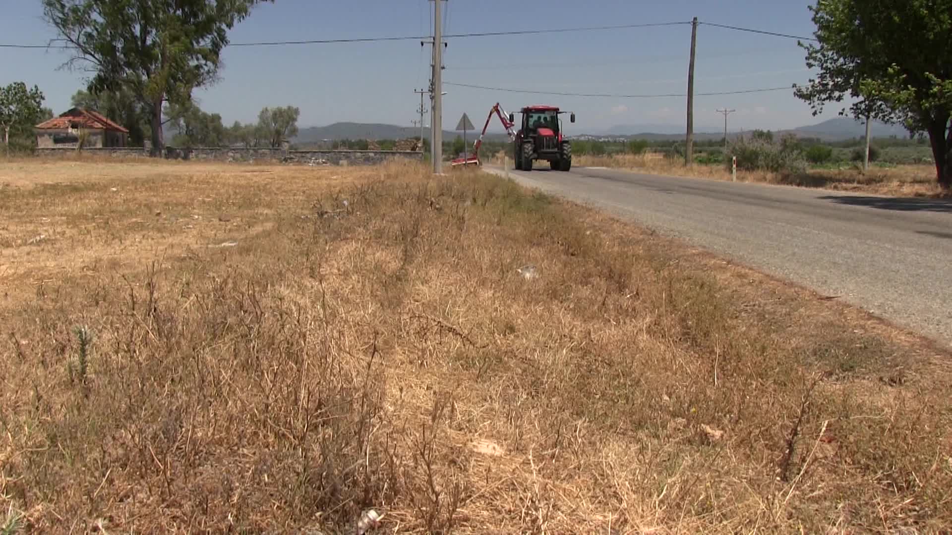 BODRUM'DA YOL KENARLARINDA TAMBURLU TEMİZLİK