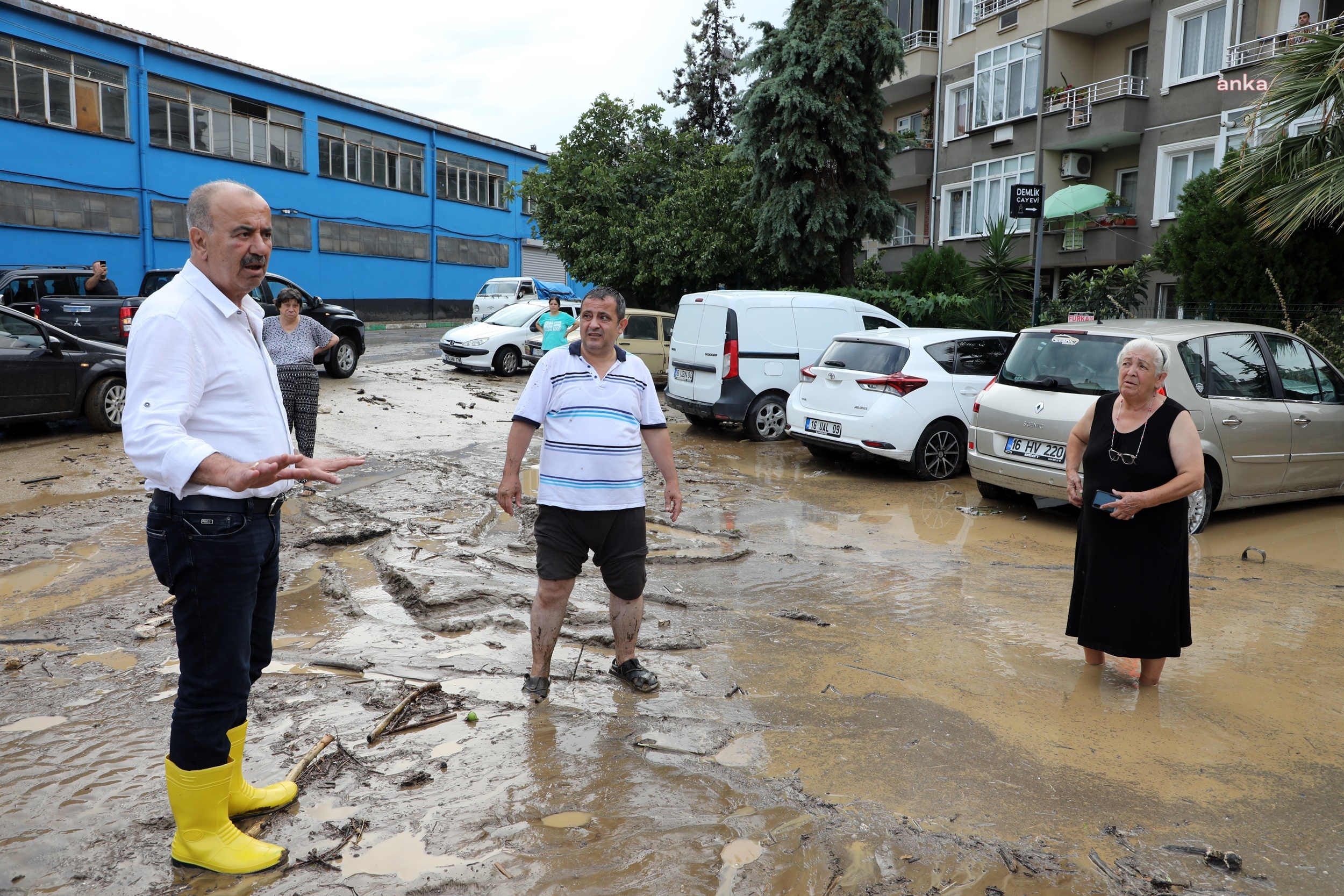MUDANYA BELEDİYESİ EKİPLERİNDEN SEL SONRASI HIZLI MÜDAHALE