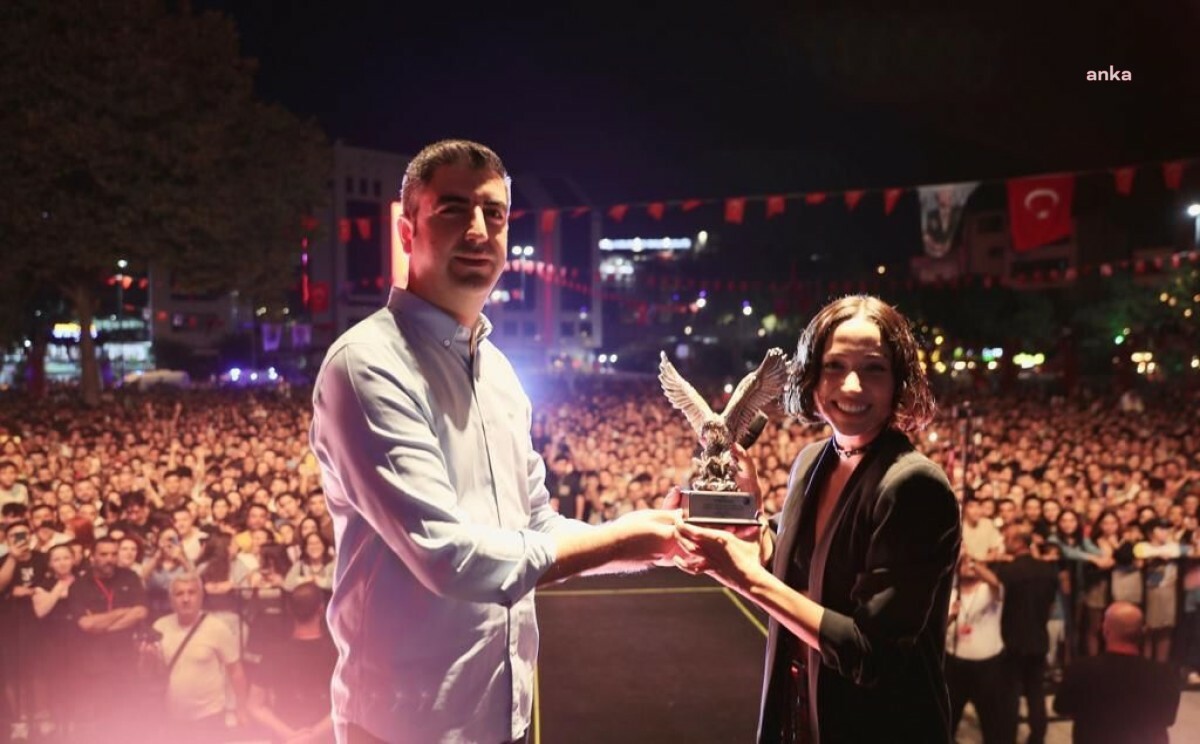 KARTAL’DA 30 AĞUSTOS COŞKUSU ZEYNEP BASTIK KONSERİ İLE DEVAM ETTİ