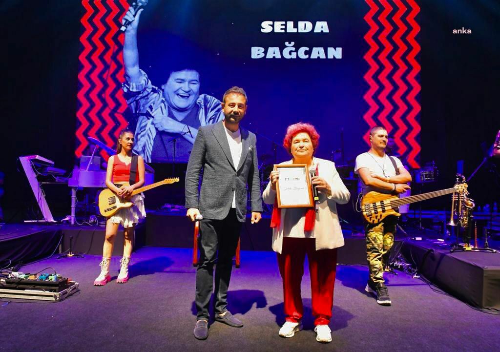 SELDA BAĞCAN, BEŞİKTAŞ’TA KONSER VERDİ