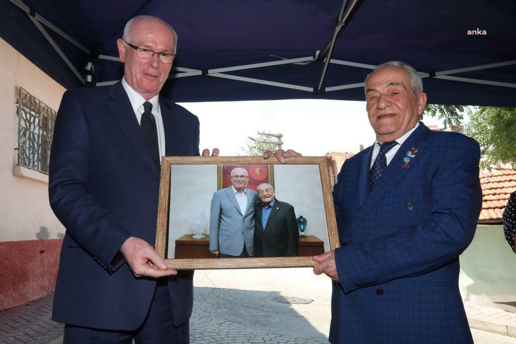 ODUNPAZARI'NDA OSMAN YAŞAR TANAÇAN FOTOĞRAF EVİ AÇILDI