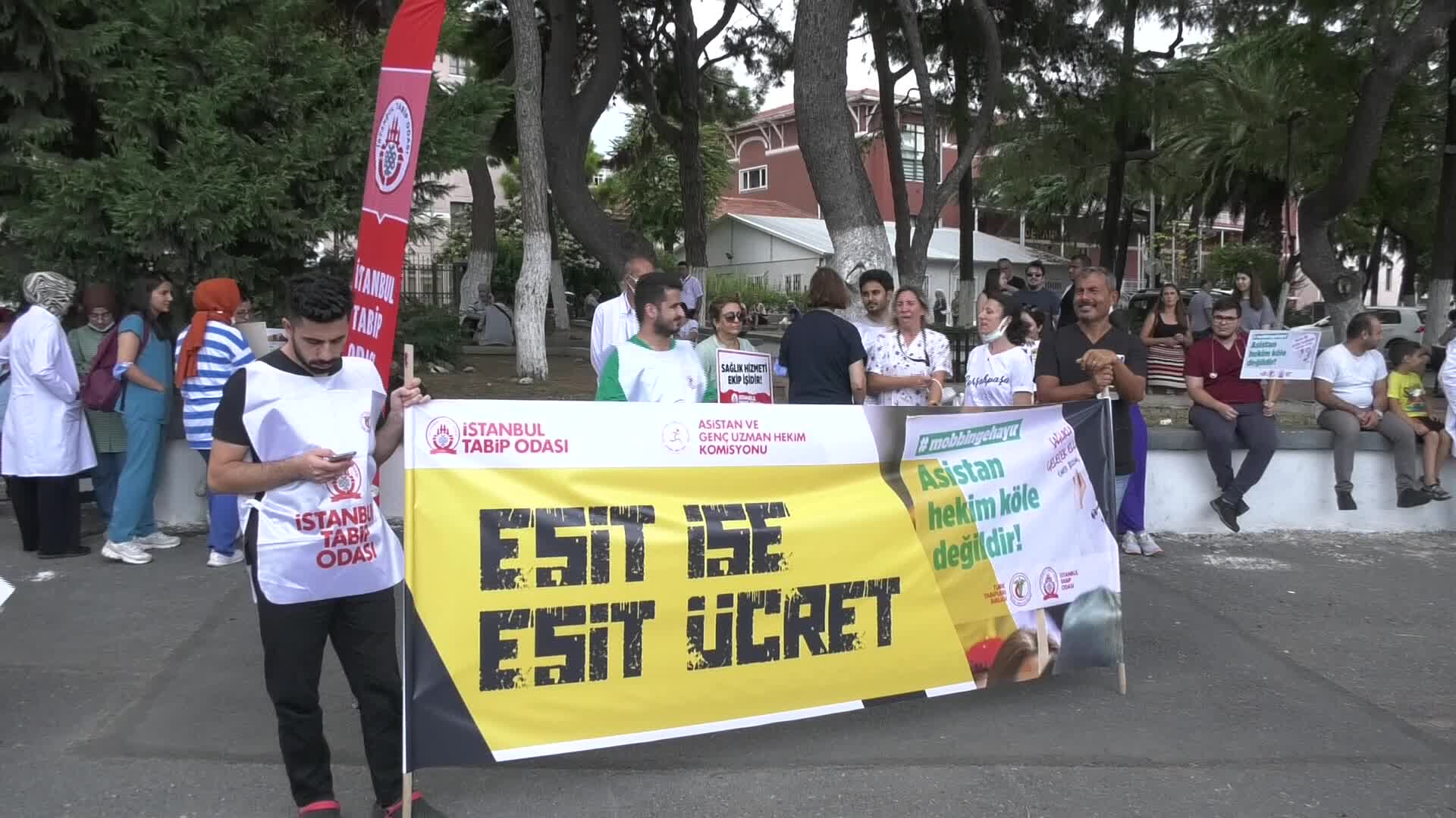 İSTANBUL VE CERRAHPAŞA TIP FAKÜLTELERİNİN ASİSTAN HEKİMLERİ: "EŞİT İŞE EŞİT ÜCRET İSTİYORUZ"