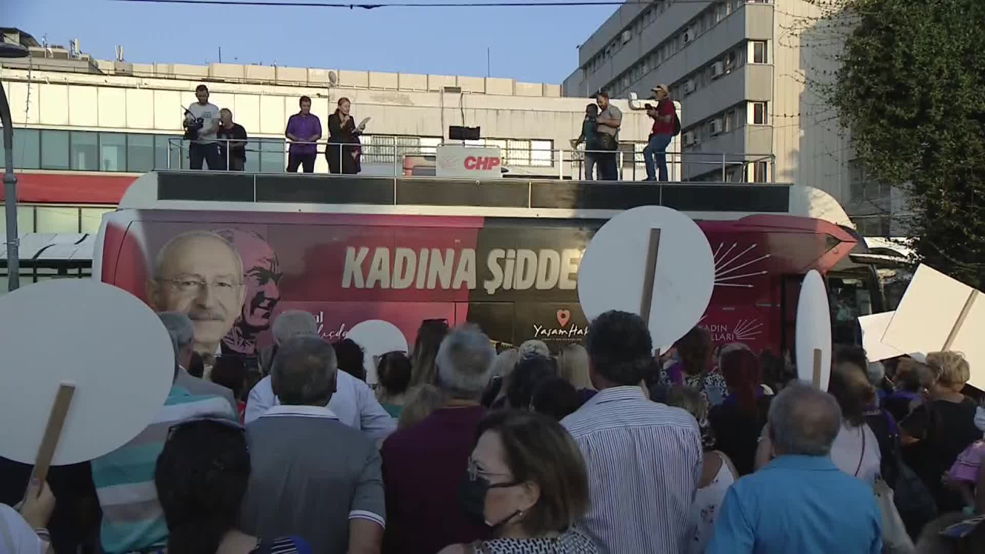 İZMİR'DE KADINLARDAN "YALNIZ DEĞİLSİN, BİZ VARIZ" ETKİNLİĞİ. NAZLIAKA: "KADIN CİNAYETLERİNDEN SAYI DİYE BAHSEDENLER İLK SEÇİMDE SANDIĞA GÖMÜLECEK"