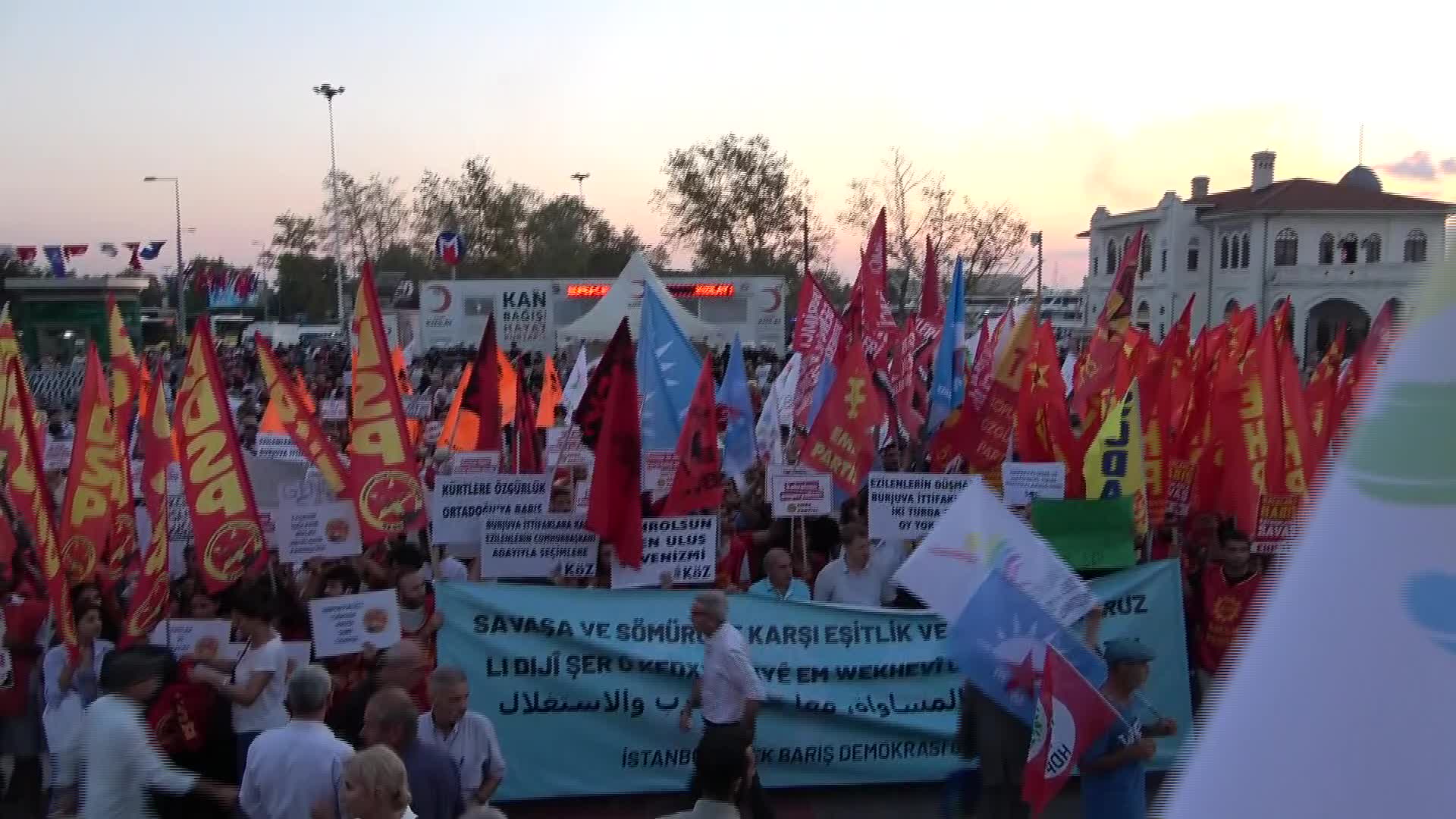 KADIKÖY’DEKİ 1 EYLÜL DÜNYA BARIŞ GÜNÜ EYLEMİ ÖNCESİNDE "BARIŞ ANNELERİ" VE ÇOK SAYIDA KİŞİ GÖZALTINA ALINDI