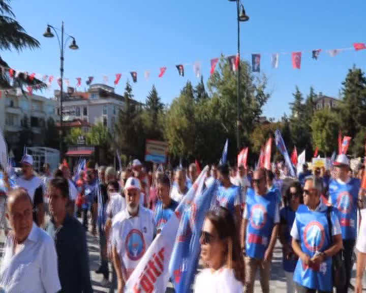 EĞİTİM İŞ GENEL BAŞKANI KADEM ÖZBAY: “GERÇEKTEN SİZLER ADINA BURADAN BİZ UTANIYORUZ SAYIN CUMHURBAŞKANI… AMA ÖĞRETMENLER UNUTMAYACAK BUNU BÖYLE BİLİN”