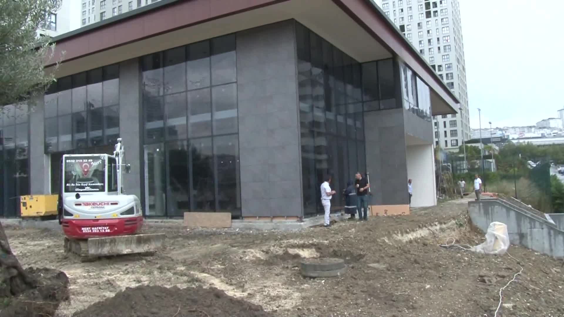 ESENYURT BELEDİYE BAŞKANI BOZKURT, ÇOCUKLARLA BARIŞ AĞACI DİKTİ