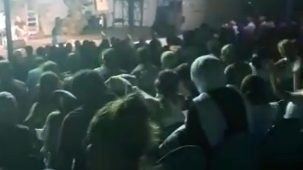 HALKEVİ MÜZİK TOPLULUĞU ÜYESİ İKİ KİŞİNİN CUMHURBAŞKANINA HAKARETTEN YARGILANDIKLARI GEREKÇESİYLE KONSERE ÇIKMALARINA İZİN VERİLMEDİ