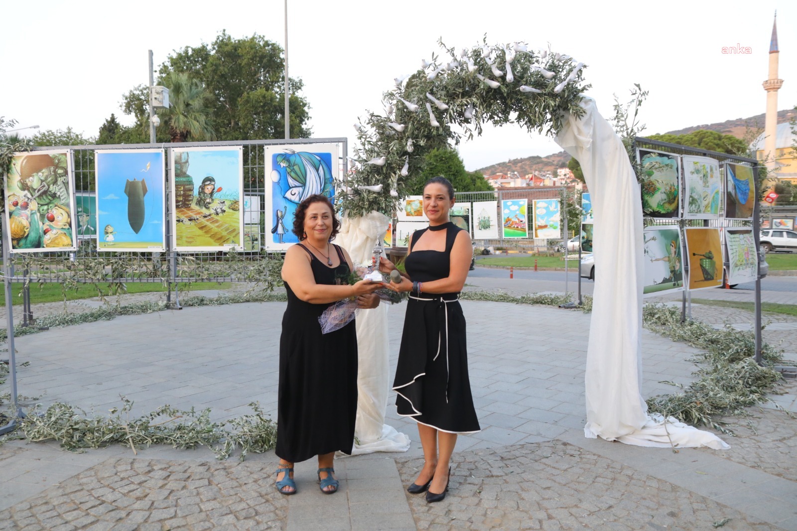 UKRAYNALI VE RUS KARİKATÜRİSTLER BARIŞ İÇİN EFES SELÇUK'TA BULUŞTU
