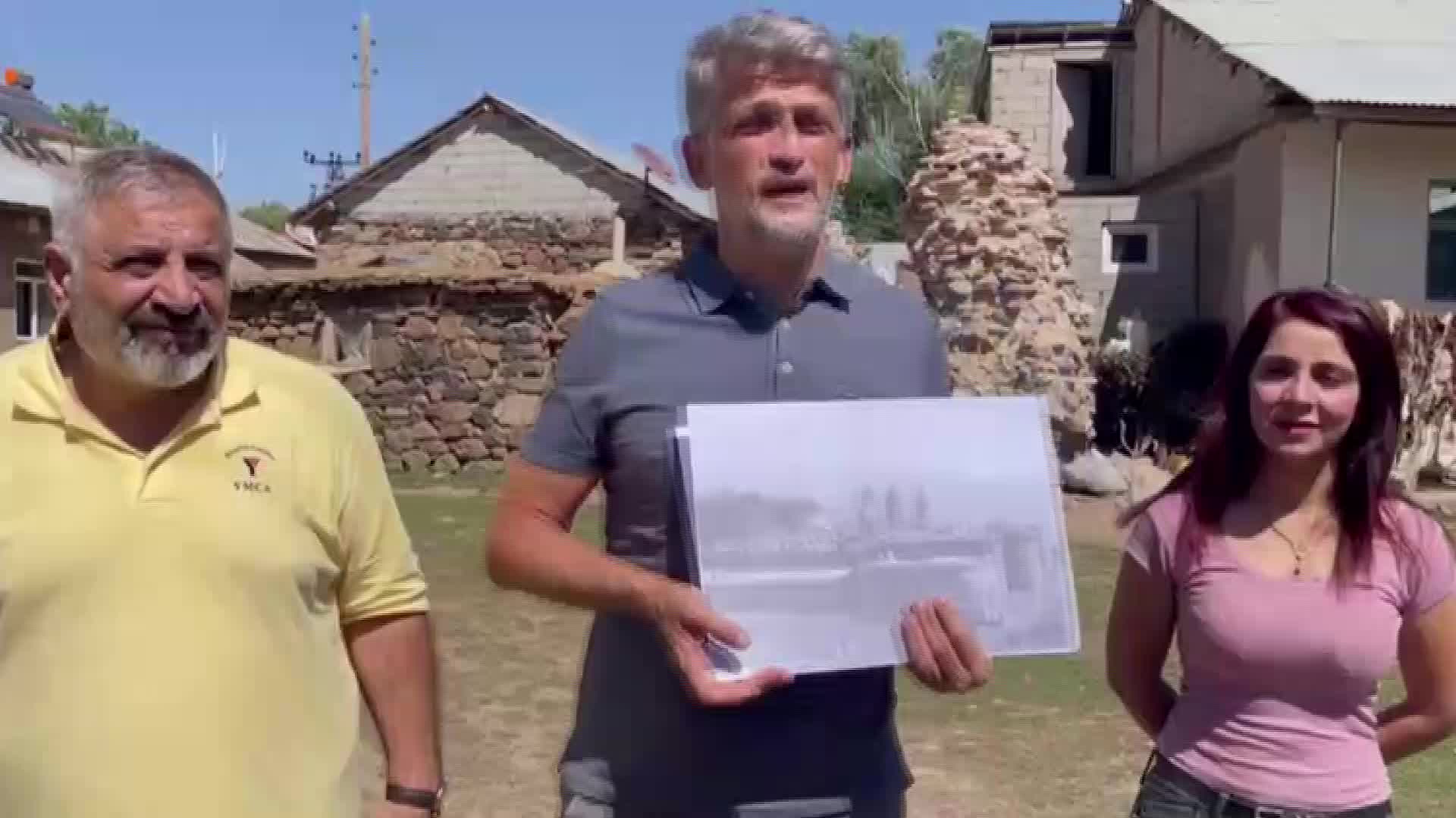 MUŞ'A GİDEN GARO PAYLAN, TARİHİ MANASTIRIN AHIR OLARAK KULLANILMASINA TEPKİ GÖSTERDİ: “HER TÜRLÜ İNANCA BÖYLE Mİ SAYGILISINIZ”