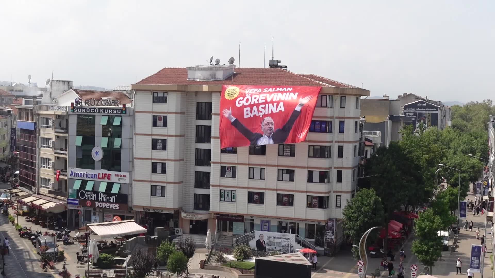 YALOVA’DA “VEFA SALMAN, GÖREVİNİN BAŞINA” PANKARTI ASILDI