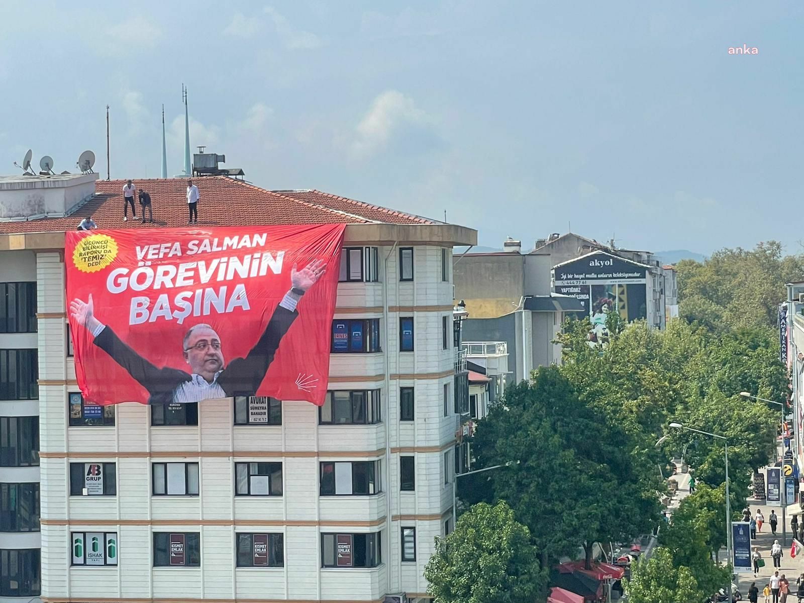 CHP GENÇLİK KOLLARI YALOVA’DA “VEFA SALMAN, GÖREVİNİN BAŞINA” PANKARTI ASTI