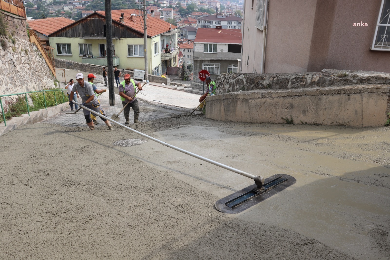 İZMİT BELEDİYESİ'NDEN SERDAR MAHALLESİNE YENİ BETON YOL