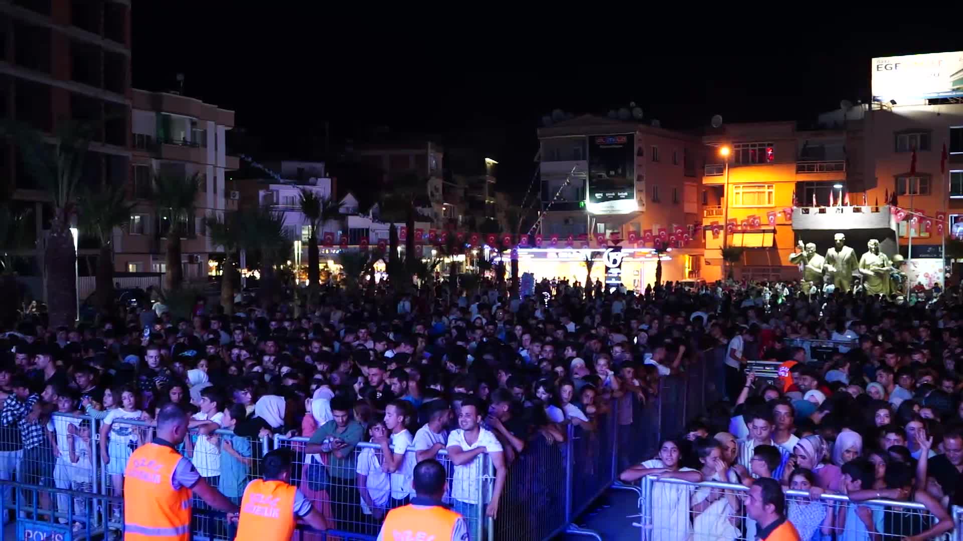 TURGUTLU'DA MANUŞ BABA KONSERİ DÜZENLENDİ