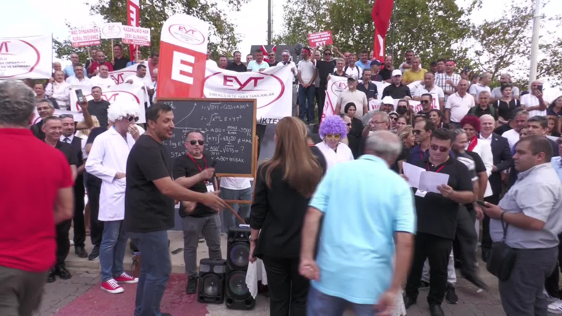 EYT’LİLER KADIKÖY’DE EYLEM YAPTI: “KİMSEDEN NE BİR LÜTUF NE DE BİR SADAKA İSTEDİK. EMEKLİLİK HAKKIMIZI İSTEDİK”