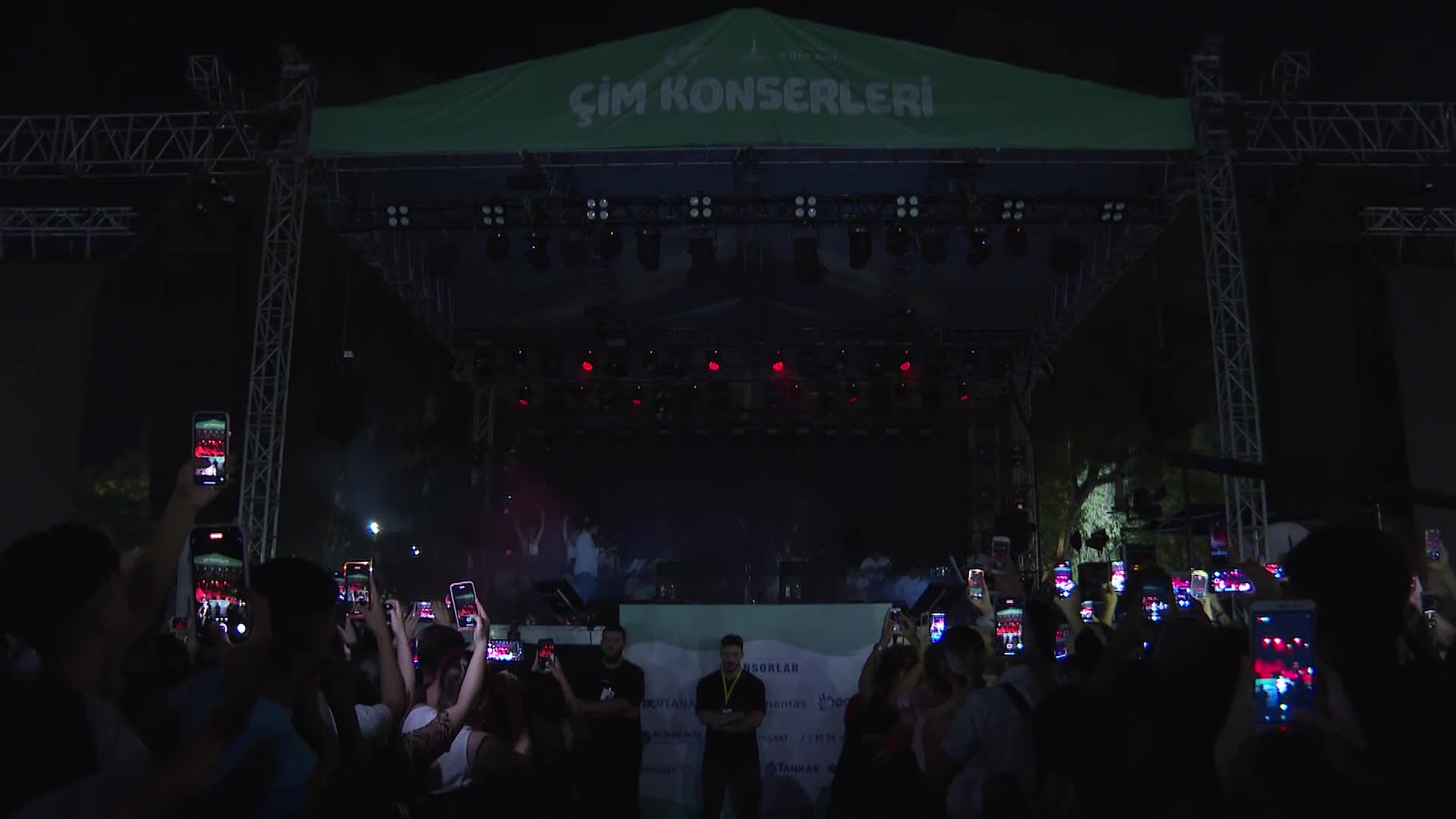 İZMİR'DE ÇİM KONSERLERİNDE ÖZCAN DENİZ SAHNE ALDI