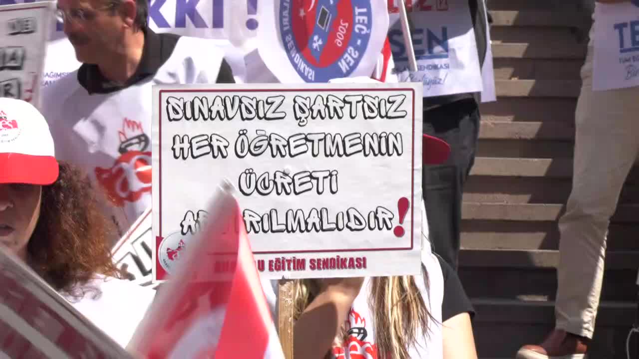 ANADOLU EĞİTİM SENDİKASI, ÖĞRETMENLİK MESLEK KANUNU'NUN GERİ ÇEKİLMESİ TALEBİYLE İŞ BIRAKMA EYLEMİ YAPTI