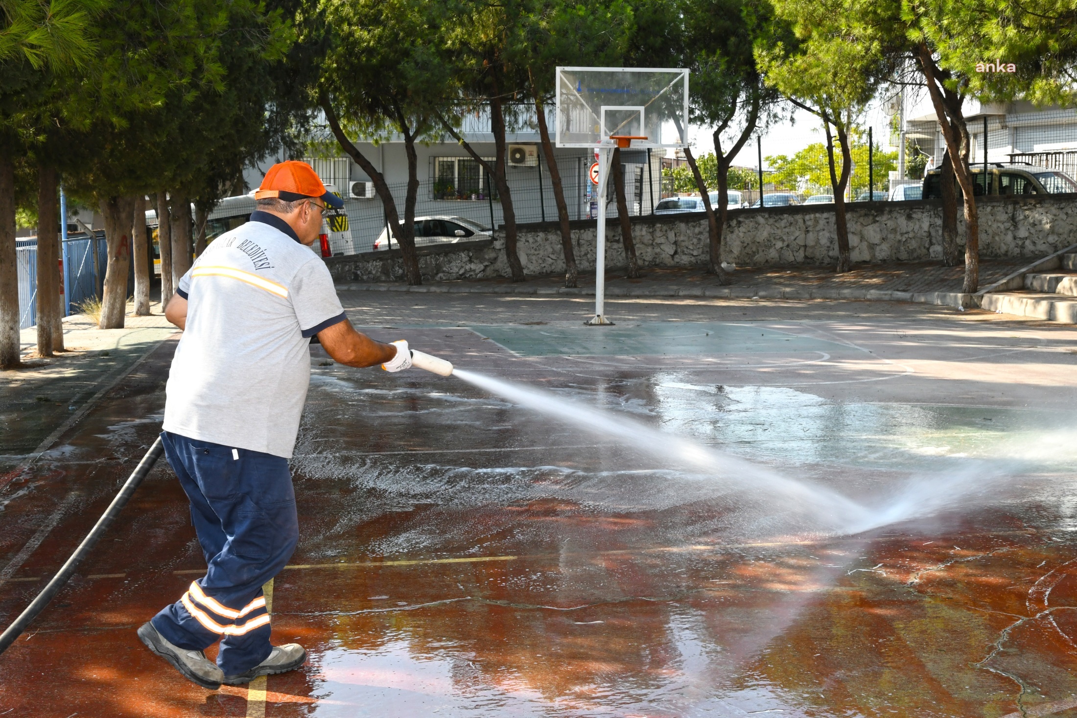 KARABAĞLAR BELEDİYESİ'NDEN EĞİTİME TEMİZLİK DESTEĞİ