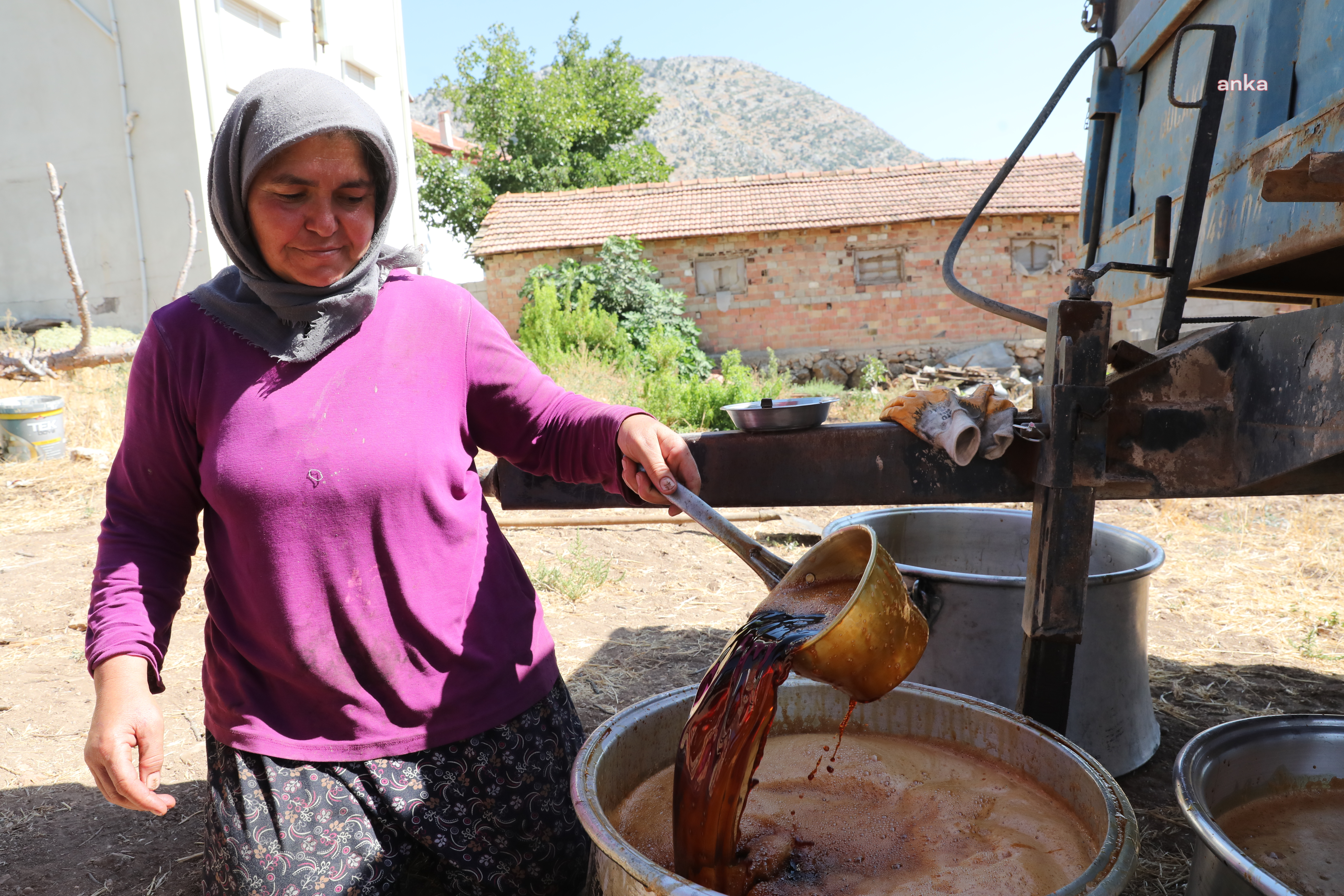 ANTALYA BÜYÜKŞEHİR’DEN İLÇELERE ÜZÜM SIKMA MAKİNESİ