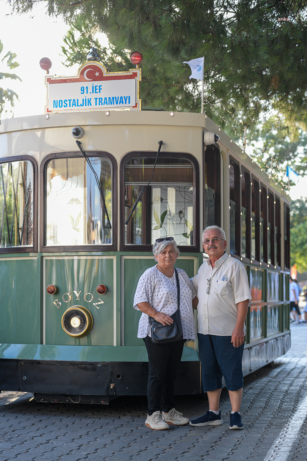 İZMİR'DE NOSTALJİK TRAMVAY FUAR ZİYARETÇİLERİNİ GEÇMİŞE GÖTÜRÜYOR