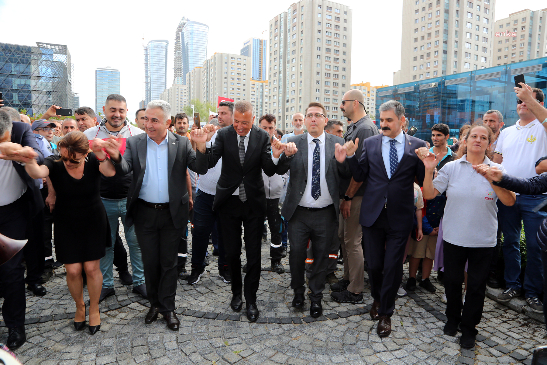 ATAŞEHİR BELEDİYESİ'NDE YÜZDE 110’LUK ZAM HALAYLARLA KUTLANDI