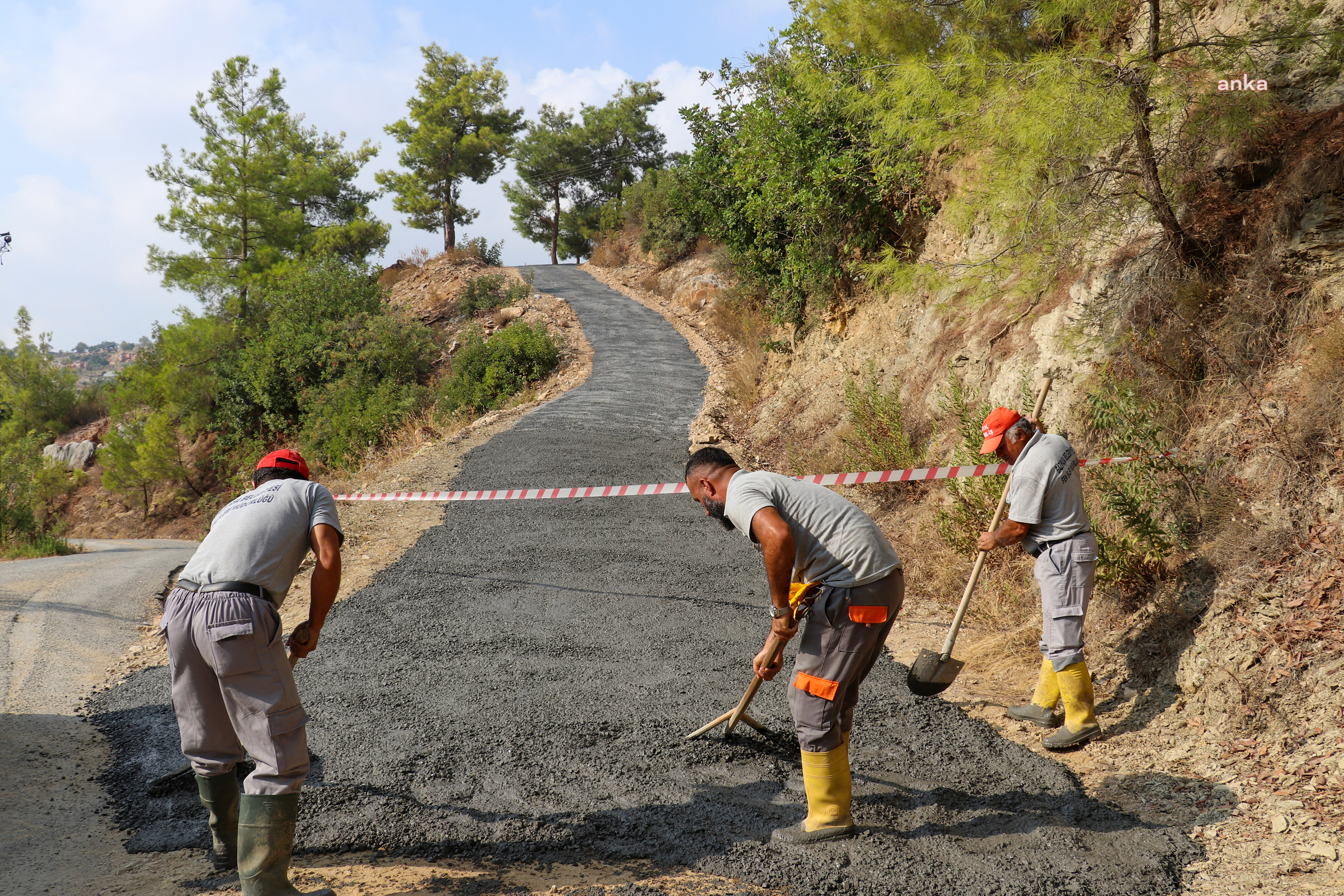 GAZİPAŞA BELEDİYESİ'NDEN KARALAR’DA BETON YOL ÇALIŞMASI