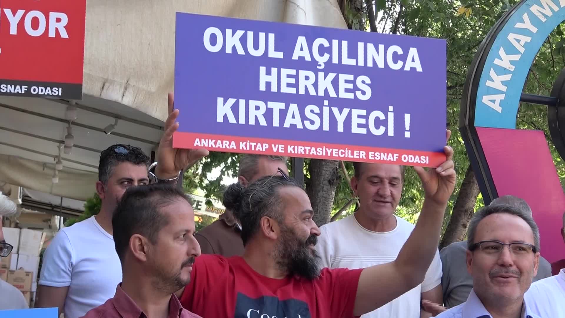ANKARALI KIRTASİYECİLERDEN ‘ZİNCİR MARKET’ PROTESTOSU: “BALIK TEZGAHINDA KIRTASİYE SATIYOR”