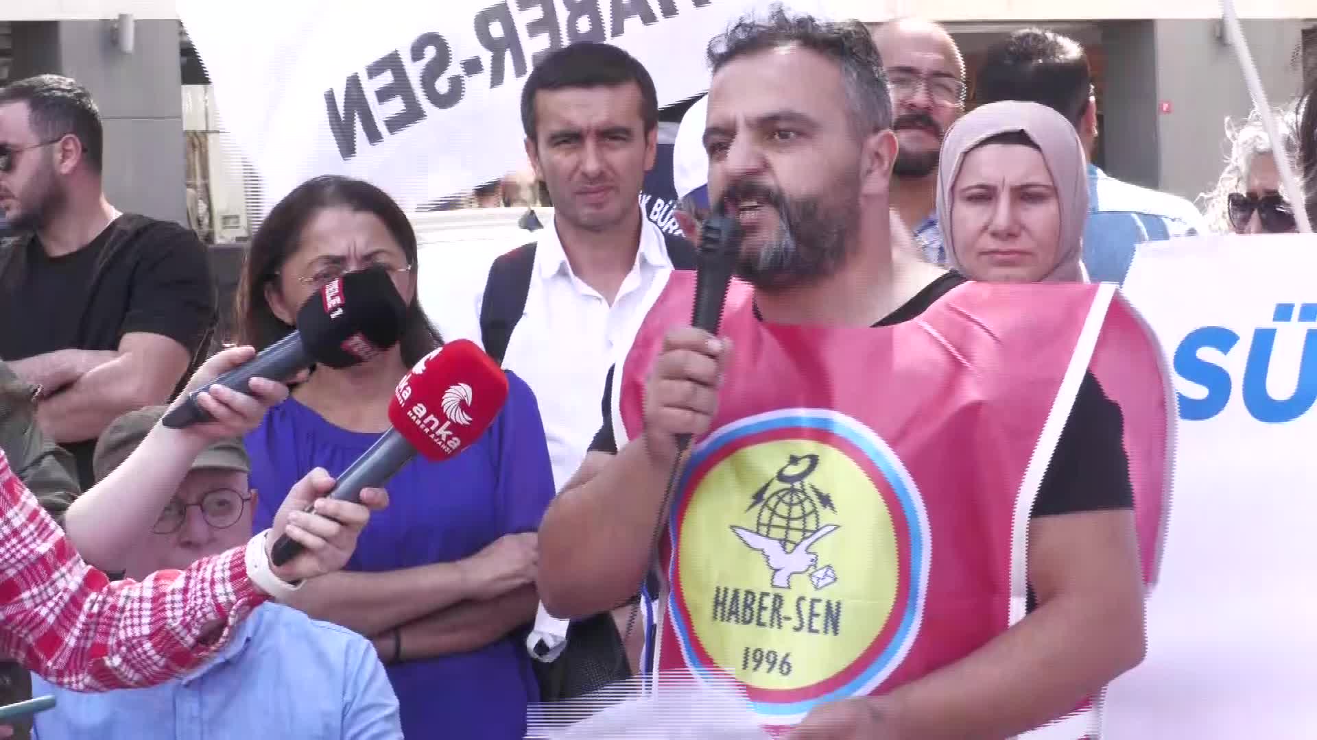 PTT ÇALIŞANLARI İSTANBUL'DAN ANKARA'YA YÜRÜYOR: "ÖRGÜTLENME ALANININ DIŞINA SÜREREK FAALİYETLERİ ENGELLEMEYE ÇALIŞIYORLAR"