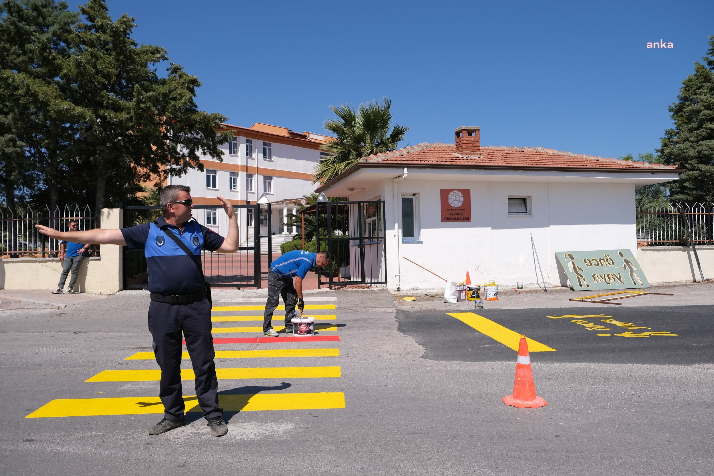 AYVALIK’TA OKUL ÖNLERİNDEKİ YAYA GEÇİTLERİ VE UYARI LEVHALARI YENİLENİYOR