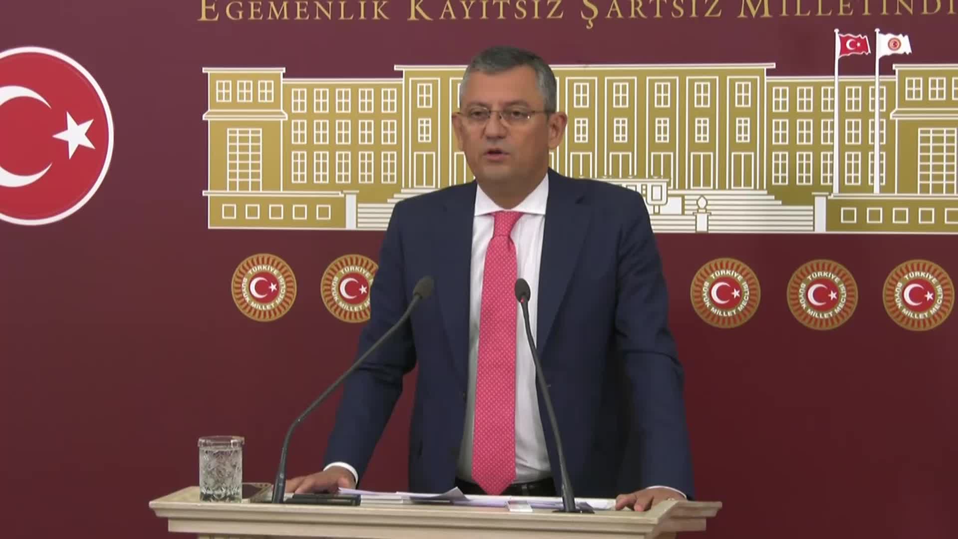ÖZGÜR ÖZEL: “ARICILAR ‘AK PARTİ ELİYLE DOLANDIRILDIK’ DEDİLER; 81 İLDE PARA TOPLAMIŞLAR, ŞU ANDA DURUM ŞU; ŞEKER NEREDE, YOK, PARA NEDERE, YOK”