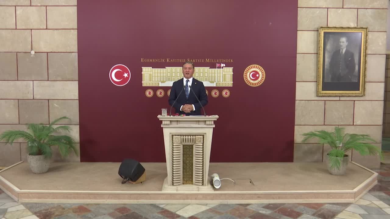 MURAT EMİR UYARDI: “KIRTASİYE MALZEMELERİNE BAKTIK VE SON DERECE BÜYÜK BİR PANİĞE KAPILDIK”