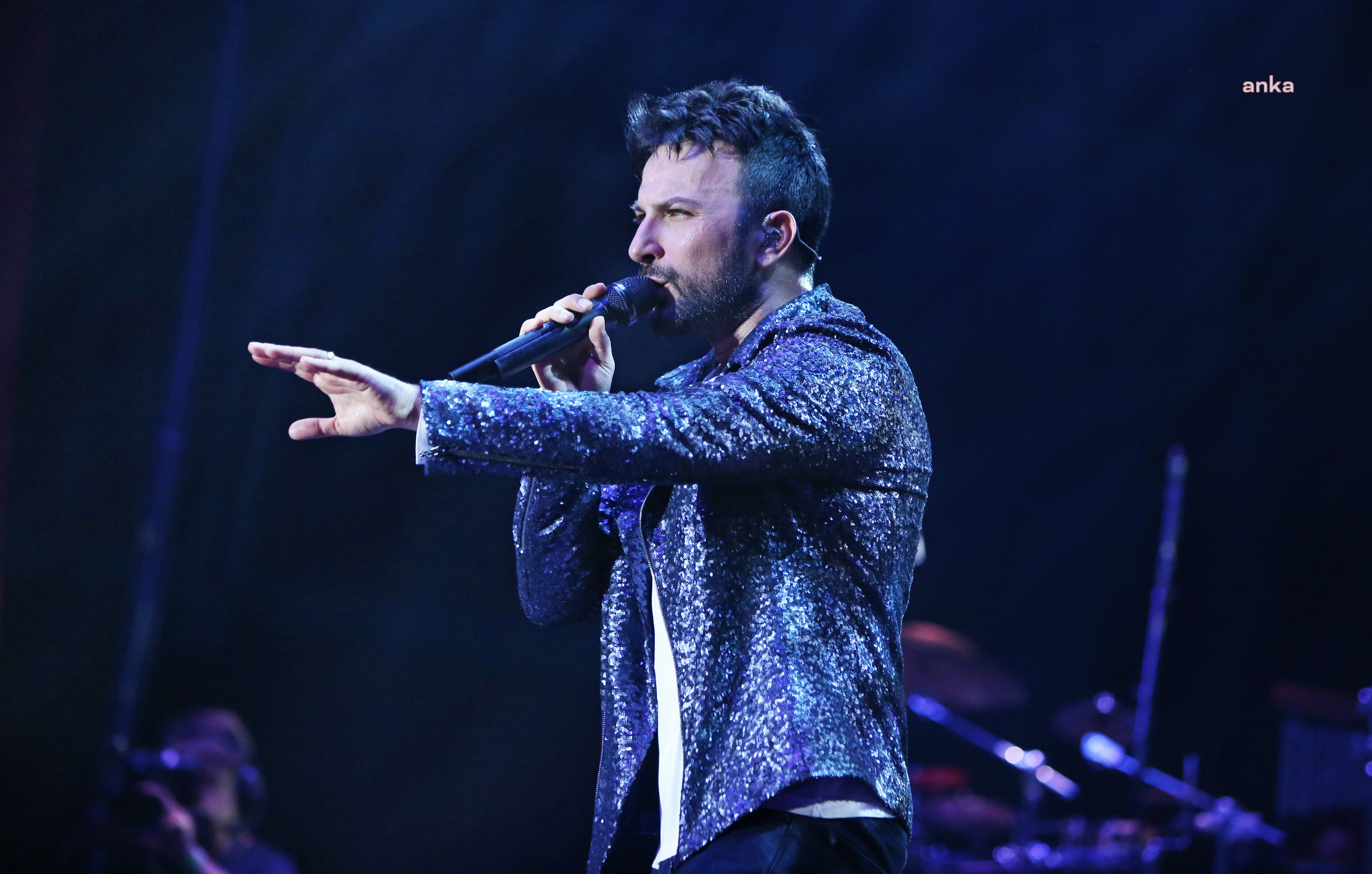 TARKAN: “İZMİR’E GİDERKEN SAHNEMİN YIKILDIĞI HABERİNİ ALDIM. ÇOK ÜZÜLDÜM AMA CAN KAYBI VE YARALI OLMAMASINA ÇOK SEVİNDİM. HERKESE ÇOK GEÇMİŞ OLSUN”