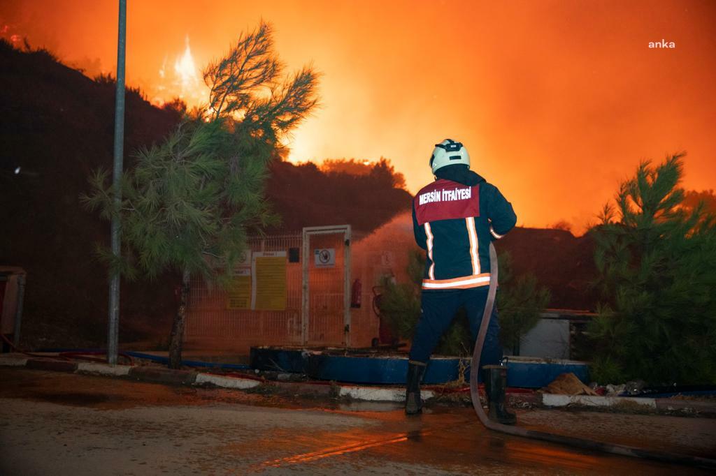 MERSİN İTFAİYESİ’NİN YANGINLA MÜCADELESİ SABAHA KADAR SÜRDÜ