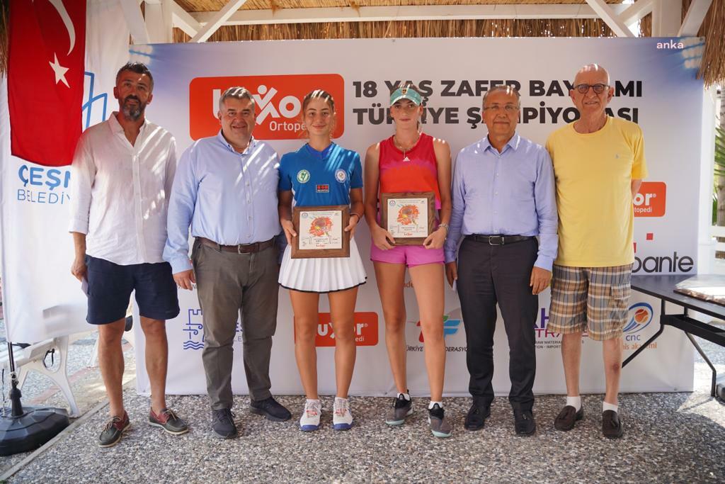 ÇEŞME'DE TENİS HEYECANI
