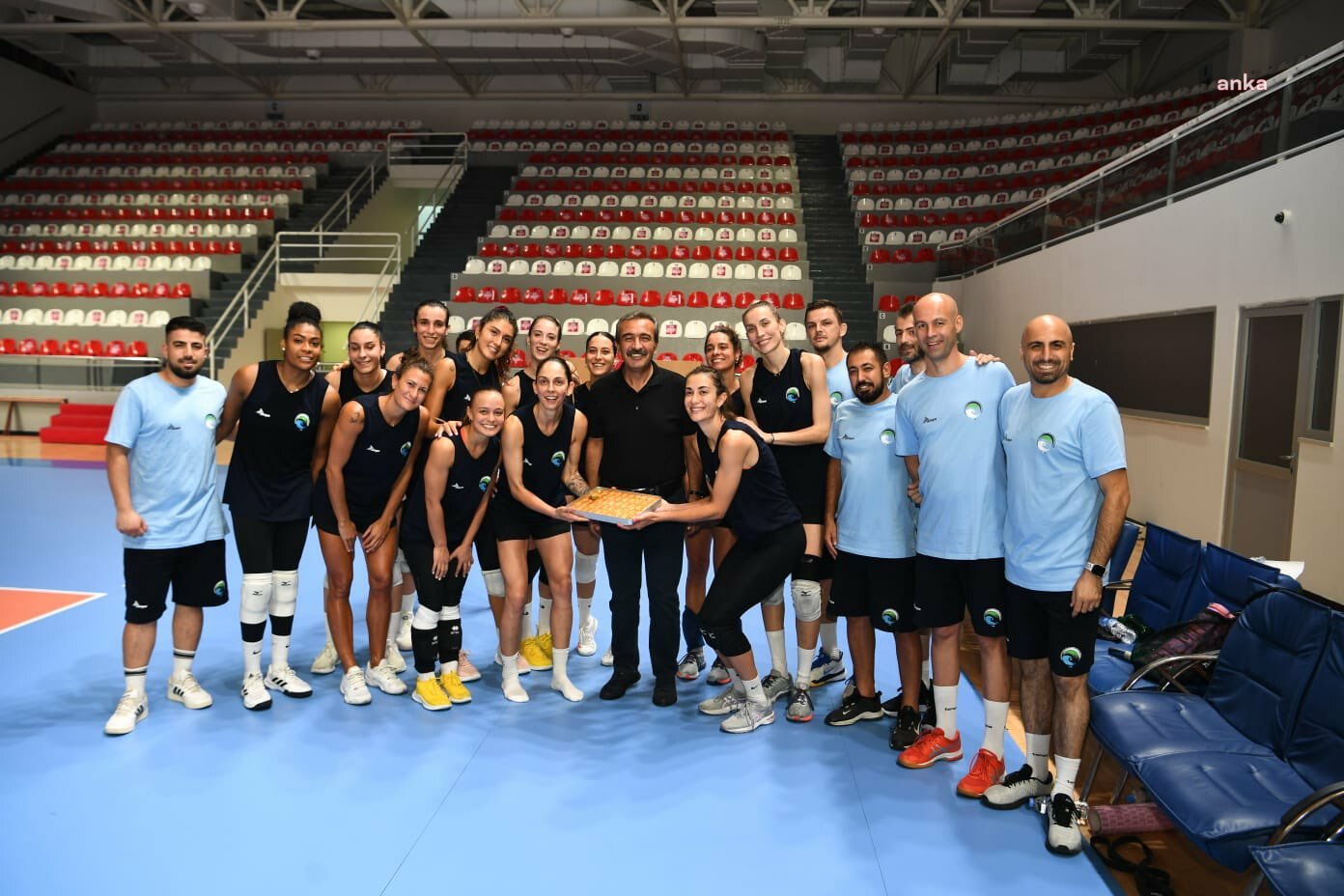 ÇUKUROVA BELEDİYE BAŞKANI SONER ÇETİN ÇUKUROVA BELEDİYESİ ADS KADIN VOLEYBOL TAKIMININ ANTRENMANINI İZLEDİ