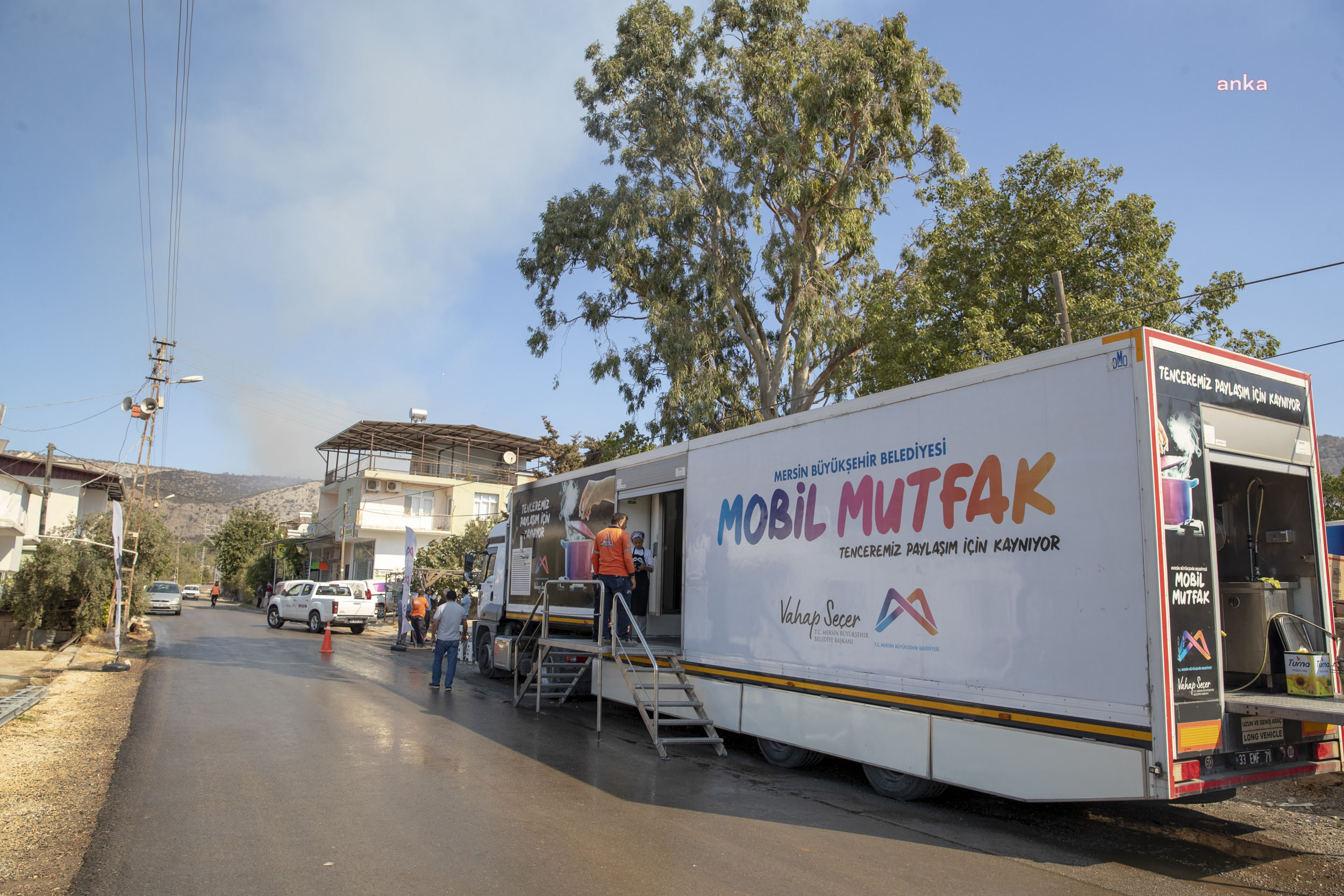 MERSİN BÜYÜKŞEHİR’İN MOBİL MUTFAK TIRI YANGIN BÖLGESİNDE