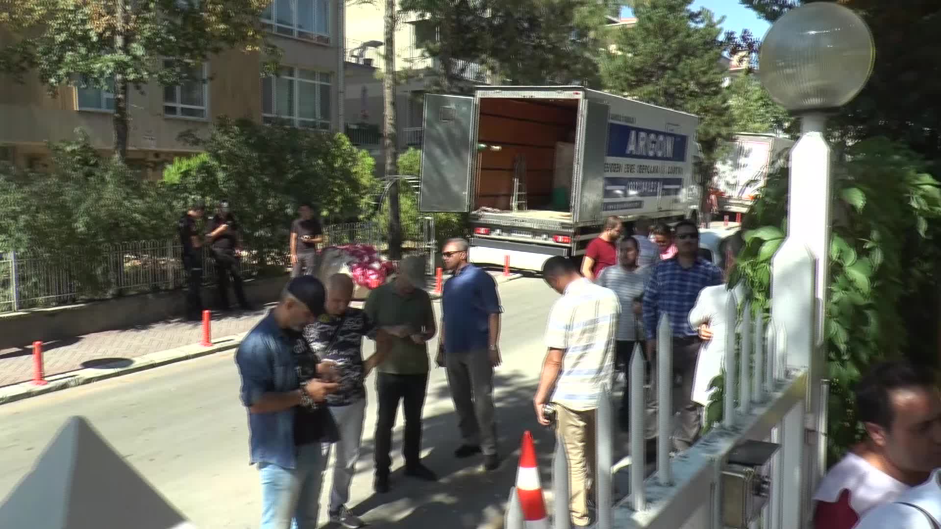 ANKARA'DA ÖĞRETMENLERİN YÜRÜMESİNE POLİS İZİN VERMEDİ. EĞİTİM SEN GENEL BAŞKANI NEJLA KURUL: "TÜRKİYE, YARI AÇIK BİR CEZAEVİ HALİNE GELDİ"