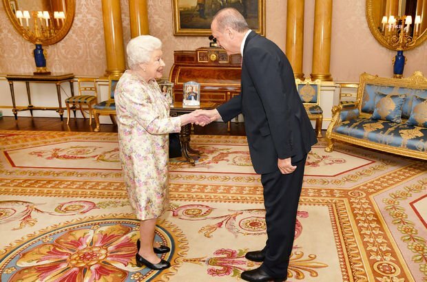 ERDOĞAN: KRALİÇE 2. ELİZABETH’İN VEFATINI ÜZÜNTÜYLE ÖĞRENDİM. KRALİYET AİLESİ İLE DOST VE MÜTTEFİK BİRLEŞİK KRALLIK HALKINA TAZİYELERİMİ SUNUYORUM